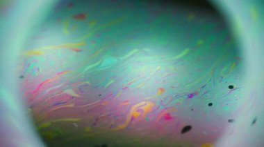 Holografik olarak odaklanmış baloncuk. Mistik boya. Renkli emülsiyon yağlı boya küresi. Mavi yeşil kırmızı kozmik ışıltı soyut arkaplan çerçevesi.