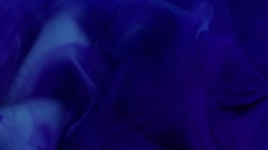 Mürekkep bulutu. Renk dumanı. Bulanık mavi su sisi kimyasal ışıltı dalgası nemli doku akrilik akış sanat soyutlamasına yayılıyor.