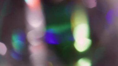 Göz kamaştırıcı. Bokeh ışını. Odaklanamayan sarı turuncu renkli parlak mercek soyut koyu siyah arkaplanda daireler çiziyor..