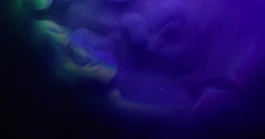 Işıldayan akış. Parlak mürekkep. Mavi menekşe parlak sıvı neon etkisi siyah su arka planında. Yuvarlak odaklı renk soyut lensi.