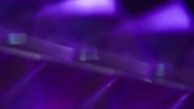 Görüntü değişimi. Çok renkli üçgenler. Metalik doku sarı mavi yeşil parçacıklar mercek alevi Bokeh ışık geometrik soyut arkaplan üzerinde hareket ediyor.