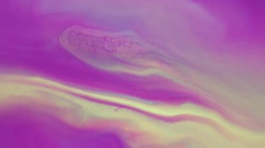 Akış emülsiyonu. Boya sıvısı. Soyut yaratıcı arkaplanda sönük mor mavi renkli ışıltılı su pigmenti.