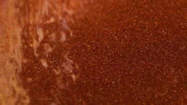 Parıldayan parçacıklar. Köpüklü sıvı. Odaklanmamış turuncu altın bronz renk parıldayan desen mürekkebi dalga karışımı soyut sanat arkaplanı.