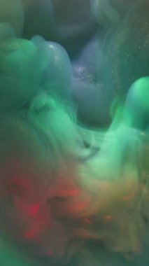 Dikey video. Parıldayan patlama. Sis girdabı. Renkli grunge pigmenti mürekkep karışımı dökülmüş. Odaklanamayan parlak sanat soyut su arkaplanı.