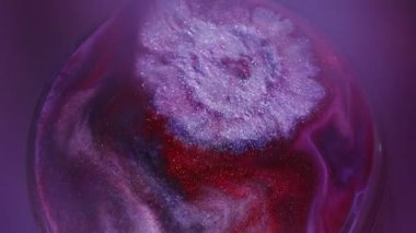 Parıltı sıçraması. Işıl ışıl. Soyut ışık arkaplanına yayılan odaksız mor neon renkli gökkuşağı yuvarlak parlak dokusu.