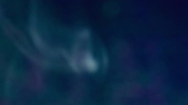 Sis akışı. Sis mürekkebi. Odaksız mavi neon renkli su dumanı akrilik buhar pigmenti koyu siyah sanat arka planına yayılıyor..