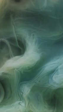 Dikey video. Renkli duman. Duman karışımı. Bulut girdabı, sıvı yağ boyası, gölge, soyut arka plan. Su dokusu girdap bulanıklığı akışı.