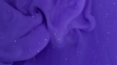 Parıldayan sis. Akış parçacıkları. Mor bulanık renk parlak mürekkep sıvısı kimyasal sıvı madde buharı soyut akrilik arka planda yükseliyor..