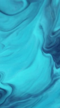 Dikey video. Islak doku. Lekeli sanat. Kimyasal suda çözünmüş mavi renkli boya akrilik mermer parçacıklar soyut arkaplanda yayılıyor.