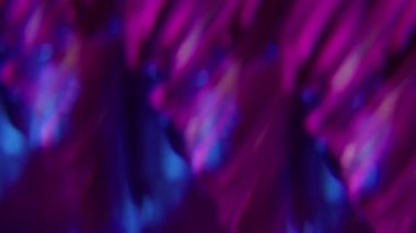 Bulanık parlak kristal. Bokeh dokusu. Odaklanmamış mor floresan renkli parlak neon parlatıcı soyut koyu siyah sanat arka planında hareket ediyor.