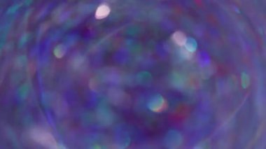 Bulanık, parlak bir parıltı. Bokeh ray. Odaklanamayan yeşil renkli parlak optik yuvarlak mercek alevi soyut koyu siyah arkaplanda hareket ediyor.