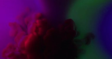 Renkli duman. Odaklanamayan akış. Işık demeti sıvısı soyut arkaplanda dönen boya bulutu. Sanat sıvısı akışı siyah buhar dokusunu parlatmaktadır..