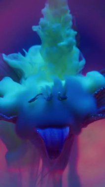 Dikey video. Mistik akış. Yaprak dumanı. Beyaz mavi duman, parlak mor menekşe soyut arka plan bulanık neon çemberinde çözünür. Renkli floresan boya peçeli doğal çiçek..