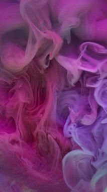 Dikey video. Sanat sisi. Renkli dalga. Pembe mor çözünmüş ıslak karışım dumanlı su arka planı. Soyut neon boya şişirme akışı.