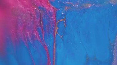 Akrilik dökülmesi. Mürekkep suyu. Odaklanmamış mavi pembe renkli simler soyut yaratıcı bokeh arkaplana yayılıyor..