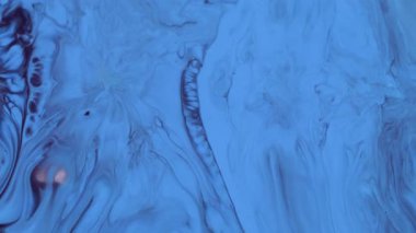 Boya sıçraması. Damlama dokusu. Odaklanmamış mavi beyaz su kimyasalı soyut sanat arka planına yayılan koyu siyah lekeler..