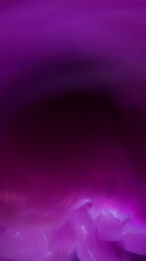 Dikey video. Sis boyası. Odaklanamayan akış. Yumuşak parlayan mor sıvı yüzey bulutu soyut su arkaplanı. Neon rengi pırıl pırıl sis akışı.