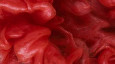 Boya damlası. Ağaç kabuğu dokusu. Odaklanmamış kırmızı simli duman kahverengi yüzeye su altı soyut sanat arka planına sıçradı.