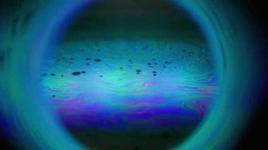 Galaksi bulanık topu. Mürekkep döküldü. Parlayan kürenin neon rengi sıvı karışımı. Kozmik küresel benzin mavi soyut çerçeve siyah arkaplan.