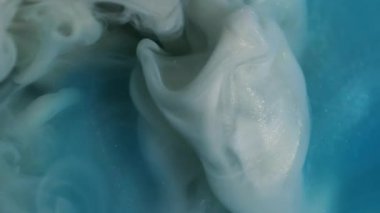 Akrilik sıvı. Mürekkep at. Yaratıcı sanat arka planında yüzen su karışımı kimyasal sıvıdaki bulanık mavi renk bulut dokusu.