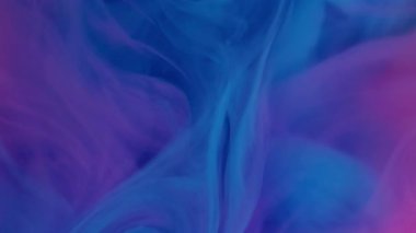 Duman parçacıkları. Boya karışımı. Odaklanmamış pembe mor renkli su maddesi kimyasal sis akrilik sıvı soyut arkaplanda hareket ediyor.