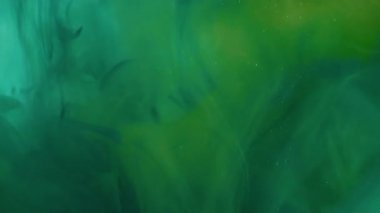 Buhar boyası. Karışım akışı. Bulanık sarı mavi renk duman dokusu kimyasal sıvı kıvrım maddesi soyut arkaplanda yayılıyor.