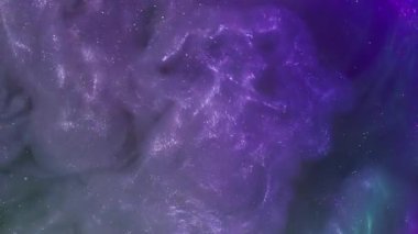 Işıltılı sis. Parlak mürekkep dalgası. Soyut akrilik sanat arka planında sönük mor neon rengi dönen parlak duman.