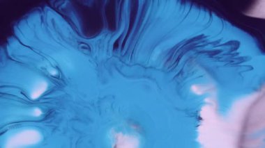 Boya dökümü. Pigment dokusu. Odaklanamayan mor beyaz renk, soyut sanat arka planına yayılan sıvı lekeyi sıçratıyor..