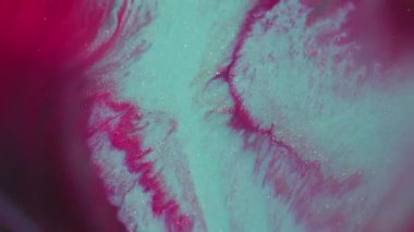 Akan mürekkep emülsiyonu. Parlak doku. Odaklanmamış kırmızı mor renk sıçramış boya soyut Bokeh neon sanat arka planına yayılan parıldayan parçacıklar..