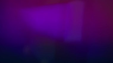 Bulanık ışık. Parlak doku. Yeşil mor renk parçacıkları mercek parlamaları soyut arkaplan efekti ile soyut bir soyut üzerinde hareket ediyorlar.