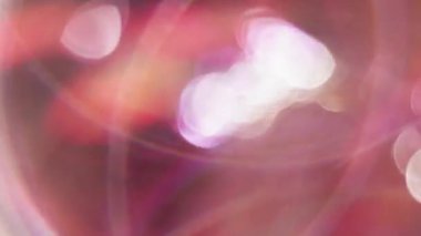 Dönüp duruyorum. Odaklanmamış sızıntı. Renkli optik çizgiler mercek alevi bulanık bokeh ışığı üzerinde hareket ediyor yaratıcı soyut ışıltı arka planı.