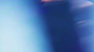 İşaret fişeği. Efekt parıltısı. Soyut titreşim patlaması üzerine yayılan mavi ışık huzmesi mercek yansıması beyaz arkaplanda parlıyor.