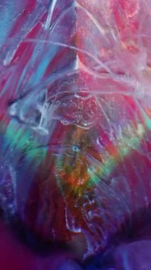 Dikey video. Emülsiyon damlası. Boya dökülmüş. Renkli piramit parıltısı dumanı yüzen sanat sıvısı. Akrilik kristal şekil soyut bulanık arkaplan.