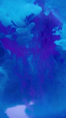 Dikey video. Fantezi dumanı. Neon dumanı. Mavi menekşe mor toz boyası cam elması bulanık su karışımı renginde. Sanat sıvısı dumanı soyut yuvarlak mercek arka planı.