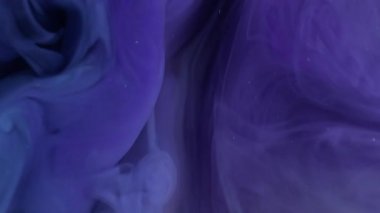 Köpüklü sis. Buhar sanatı. Suyun parlak dokusunda bulanık mor renk boya soyut arkaplanda yüzen kimyasal emülsiyon madde.