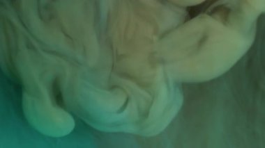 Sis girdabı. Sis mürekkebi. Tütsülenmiş suda çözünmüş sarı renkli boya. Kimyasal akrilik sıvısı soyut ıslak arka planda yayılıyor..