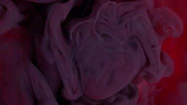 Mürekkep dumanı. Boya rengi. Odaklanmamış kırmızı bulut dokusu dalgası. Kimyasal sıvıyı ruhani siyah soyut sanat üzerinde yüzdürür..