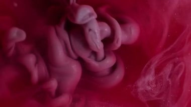 Parıldayan sis. Akış parçacıkları. Odaklanmamış kırmızı, mor, simli, sıvı, kimyasal sisli mürekkep sıvısı soyut arkaplana dökülüyor..