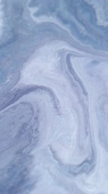 Dikey video. Mürekkep akışı. Boya akışı. Soyut sanat arka planına yayılan odaksız mavi beyaz damlalı kimyasal mermer akrilik su.