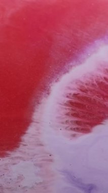 Dikey video. Mürekkep suyu. Asit sıvısı. Odaklanmamış kırmızı beyaz renkli parlak emülsiyon kimyasal boya mermer dokusu soyut arkaplanda yüzüyor..