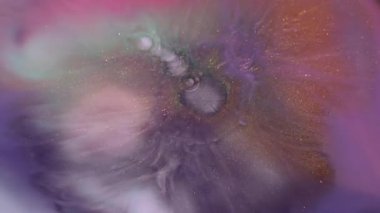 Boya sıçraması. Damlama dokusu. Odaklanmamış mor renkli su, soyut neon arkaplana yayılan kimyasal pembe yeşil lekeler sıçratır..