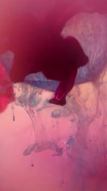 Dikey video. Duman girdabı. Hipnoz sıvısı. Bulanık su renginde cam elmaslardan oluşan pembe, kırmızı bir slayt. Sanat dumanı soyut küre mercek arkaplanını karıştırıyor.