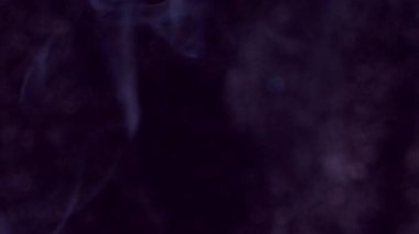 Dönen buhar. Mürekkep suyu. Odaklanmamış mor neon rengi duman buhar dokusu akrilik sis karışımı kara sanatın yaratıcı soyutlamasına yayılıyor..