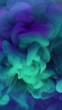 Dikey video. Duman bükme. Boya sıçraması. Parlak neon renkli su boyası girdabı. Pigment peçesi sıvı soyut arkaplan.