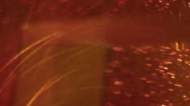 Geometrik daire çiziyor. Bulanık parlak bir ışık. Parlak kurdeleler sarı mor kırmızı yeşil parçalar çok renkli soyut sanat arka planında yüzüyor..