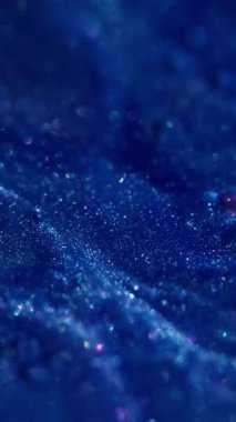 Dikey video. Bokeh sanatı. Mermer soyutlaması. Akrilik arka planda yayılan sıvı içinde bulanık mavi, parlak, ışıl ışıl, diş minesi, ıslak doku boyası..
