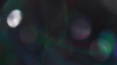 Bokeh fişeği. Bulanık parlak mercek. Yanıp sönen kaleydoskop yanıp sönen gölgeler soyut ışık arka planında daireler çiziyor..