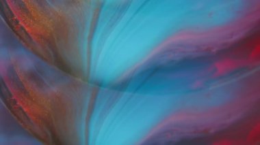 Boya sıvısı karışımı. Akan mürekkep. Odaklanmamış mavi turuncu renk kimyasal partiküller soyut sanat arka planında yüzen mor altın su.