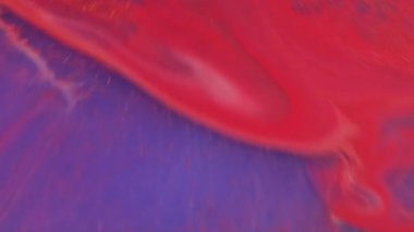 Boya sıvısı. Renk akışı. Bulanık turuncu mor eflatun, parlak pigment kimyasal su parçacıkları soyut arkaplanda yayılıyor..