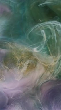 Dikey video. Renkli suluboya. Duman karışımı. Sanat sıvısı toz boyası su fantezi dokusunu karıştırır. Soyut zarafet akışı sıvı boya bulanık arkaplan.